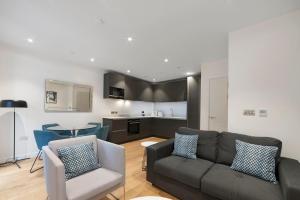 1 Bedroom Close to Tower Hill في لندن: غرفة معيشة مع أريكة ومطبخ