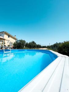 - une piscine avec une chaise sur le côté d'une maison dans l'établissement Nero Buono, à Cori