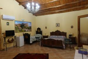 uma sala de estar cheia de mobiliário e um lustre em Azienda agricola La Torre em Corleone