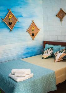 ein Schlafzimmer mit einem Bett mit Handtüchern darauf in der Unterkunft Vila Flexal Pousada in Alter do Chao
