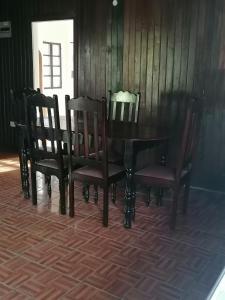 comedor con mesa y 4 sillas en Belle Breeze Cottage en Gros Islet