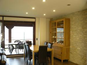 - une salle à manger avec une table et des chaises dans l'établissement Etxeondo, à Torrano
