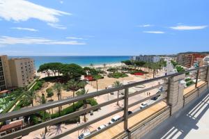 uma vista para a praia a partir da varanda de um edifício em UHC CASPEL APARTMENTS em La Pineda