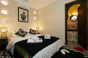 una camera da letto con un letto e asciugamani di Riad Beata Bed & Breakfast a Marrakech