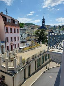 Nespecifikovaný výhled na destinaci Karlovy Vary nebo výhled na město při pohledu z bed and breakfast