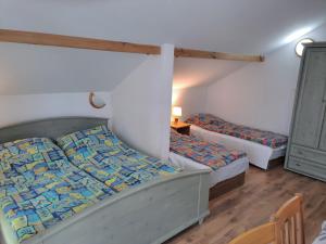 a bedroom with two beds and a dresser at Willa Słoneczna - Magdalena i Michał Żelewscy in Karwieńskie Błoto Pierwsze