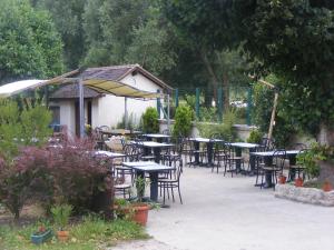 a group of tables and chairs in a garden at Les Lilas Des Deux Ponts in Cravant