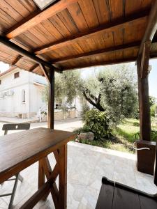una terraza de madera con mesa y sillas en un patio en B&B Nero Buono en Cori