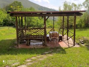 un refugio de picnic con una mesa en un campo en chalet La vigna casa vacanze, en Scurcola Marsicana