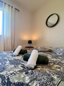 Uma cama ou camas num quarto em Jolie Villa du Gaucher - Détente - Calme - Campagne