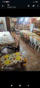 restauracja ze stołami i krzesłami w pokoju w obiekcie chalet La vigna casa vacanze w mieście Scurcola Marsicana