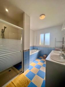 uma casa de banho com um chuveiro, um lavatório e uma banheira em Jolie Villa du Gaucher - Détente - Calme - Campagne em Cosnac