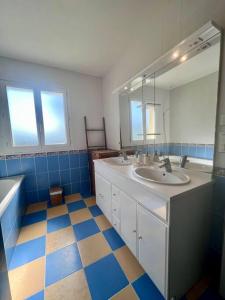 uma casa de banho com 2 lavatórios e um espelho em Jolie Villa du Gaucher - Détente - Calme - Campagne em Cosnac