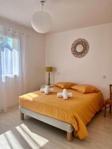 um quarto com uma cama com duas toalhas em Jolie Villa du Gaucher - Détente - Calme - Campagne em Cosnac