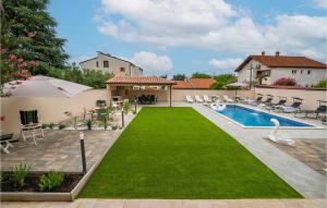 Basen w obiekcie Gorgeous Apartment In Medulin With Wifi lub w pobliżu