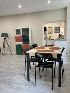 a kitchen with a table and chairs and appliances at Gîte les Pissenlits centre historique Saint-Astier in Saint-Astier