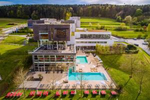 eine Luftansicht eines Hotels mit Pool in der Unterkunft Apartments Spa Resort Styria- ADULTS ONLY in Bad Waltersdorf