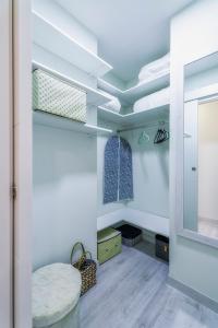 een kamer met witte muren en een deur met een kruk bij Palangre Beach Apartment in Torrevieja