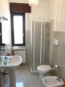 un bagno con lavandino, WC e doccia di Panorama sui trulli ad Alberobello Altre 4 foto
