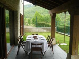 una mesa y sillas en un patio con vistas en Etxeondo, en Torrano