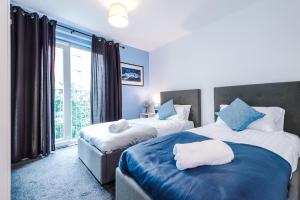Un pat sau paturi într-o cameră la 2 Bed apartment with balcony private parking near Etihad Stadium, COOP Live