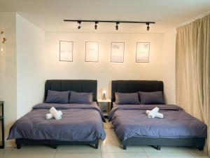 1 dormitorio con 2 camas y almohadas blancas en KSL City Mall 4-6 pax , Nflix/D+/Hbo, en Johor Bahru