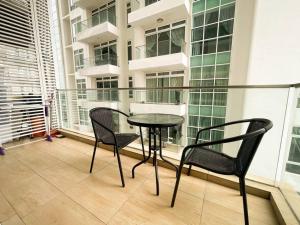 un balcón con mesa y 2 sillas. en KSL City Mall 4-6 pax , Nflix/D+/Hbo, en Johor Bahru