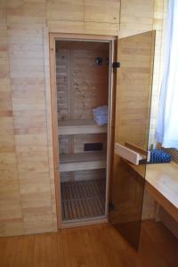 Habitación con armario pequeño con puerta de cristal. en Casa Macina, en CastellʼAlfero