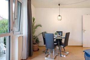 a dining room with a table and chairs at Amselnest in Kempten