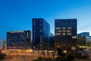 een groep van hoge gebouwen in een stad 's nachts bij Sandman Signature Newcastle Hotel in Newcastle upon Tyne