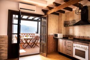 Kuchyň nebo kuchyňský kout v ubytování tuGuest Carataunas Apartment Alpujarra VI