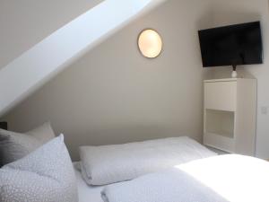 a bedroom with a bed and a tv on the wall at Sonnengarten 21 in Kellenhusen