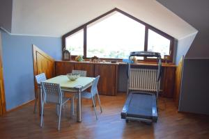 comedor con mesa, sillas y ventana en Casa Macina, en CastellʼAlfero