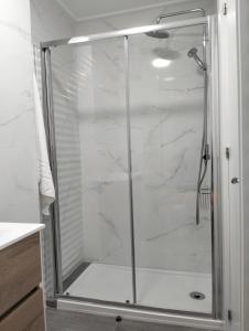 eine Dusche mit Glastür im Bad in der Unterkunft Isla 1.1 in Santa Pola