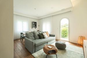 ein Wohnzimmer mit einem Sofa und einem Tisch in der Unterkunft Azores Green Villas in Ponta Delgada
