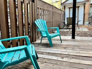 2 sillas azules sentadas en una terraza de madera en Chez Sarah: Montreal themed cozy loft, en Montreal