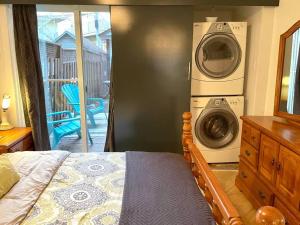 1 dormitorio con 1 cama y lavadora en Chez Sarah: Montreal themed cozy loft, en Montreal