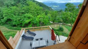 - une vue sur une maison depuis le balcon de la maison dans l'établissement Au Pied de l'Arcluse, terrasses et jardin - CLG - Savoie Bauges - 2 CH, à Chevillard