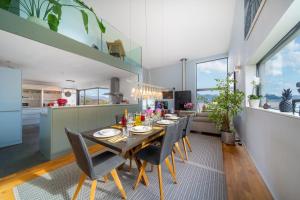uma sala de jantar e cozinha com mesa e cadeiras em Best Villa with Pool and Panoramic views by GuestLee em Lutry