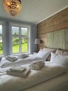 Un pat sau paturi într-o cameră la Monshaugen Home