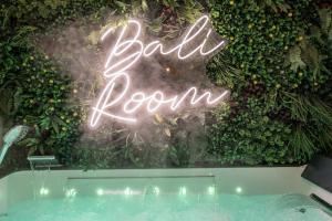 een bord waarop staat: badkamer voor een bad bij BALI ROOM / Magnifique studio évasion JACCUZI in Montgeron