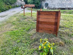 een tuin met een bord en een veld met zonnebloemen bij Au Pied de l'Arcluse, terrasses et jardin - CLG - Savoie Bauges - 2 CH in Chevillard