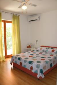 um quarto com uma cama com um edredão em Apartment Noel em Sveti Vid-Miholjice