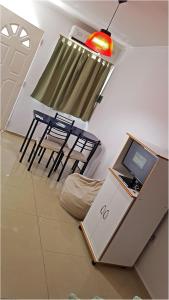 Una habitación con una mesa y una computadora portátil sobre un escritorio. en Departamentos Segovia., en San Rafael