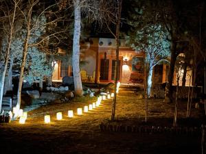 - un groupe de bougies devant une maison la nuit dans l'établissement Green Acres Santa Fe 8 mins from plaza!, à Santa Fe