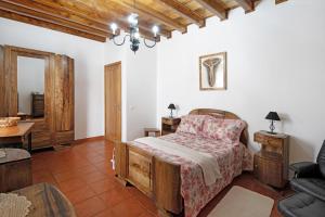 sypialnia z łóżkiem, kanapą i stołem w obiekcie Casa das Rosas w mieście Angra do Heroísmo