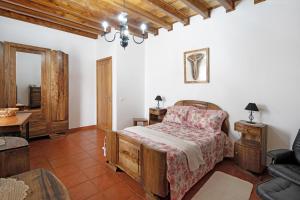 una camera da letto con un letto, un divano e un tavolo di Casa das Rosas ad Angra do Heroísmo
