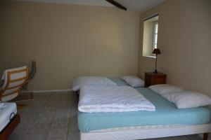2 łóżka pojedyncze w pokoju z oknem w obiekcie gite en touraine climatise w mieście Assay