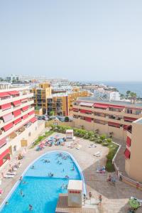 una vista aérea de una piscina en un complejo en IKI White Playa La Arena, en Puerto de Santiago