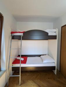 2 łóżka piętrowe w pokoju z drabiną w obiekcie Krk Island Dream: Harbor Walk and Panoramic Views w mieście Porat